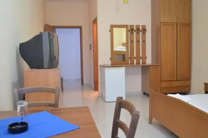 Room 5 of 10