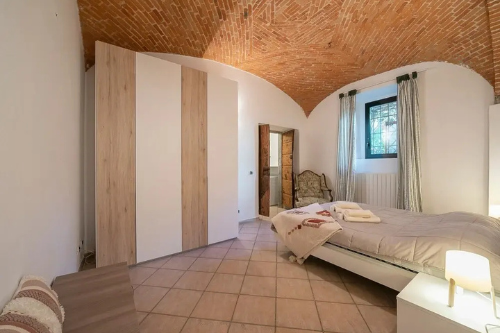 Room 5 of 16