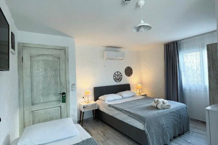 Room 12 of 19