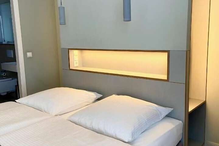 Room 13 of 33