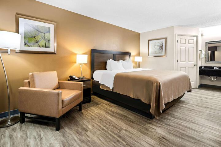 1 King Bed (2 of 12)