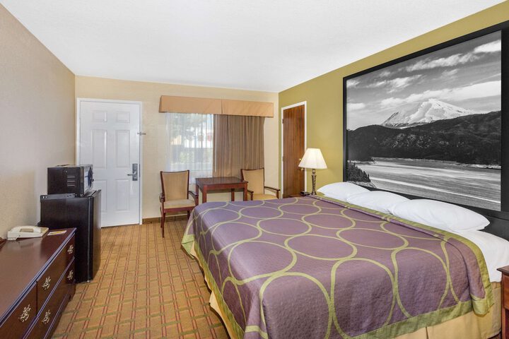 1 King Bed (10 of 17)