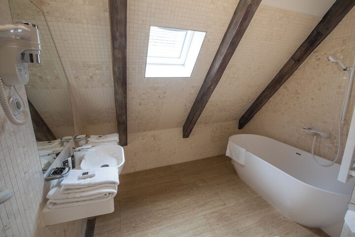 Room 103 of 183