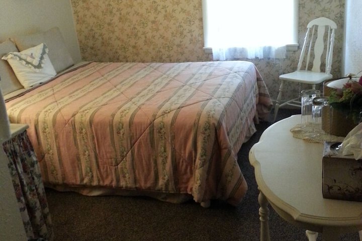 1 Queen Bed (12 of 21)
