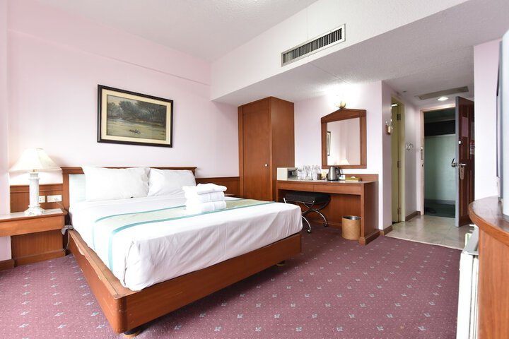Room 6 of 32