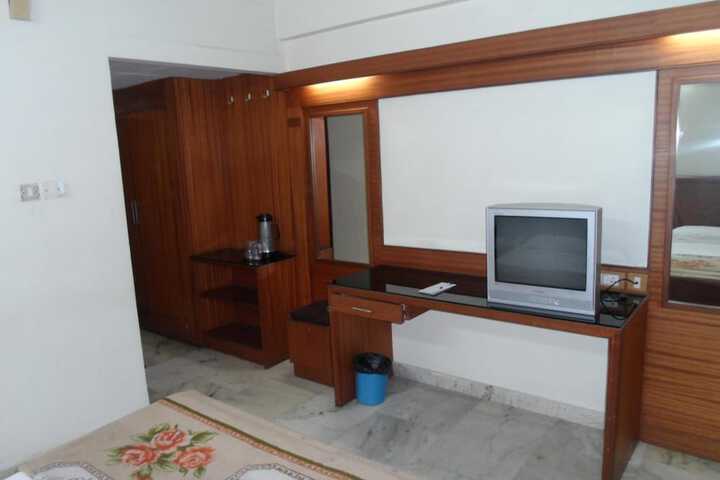 Room 32 of 66