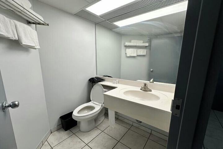 Room 6 of 11