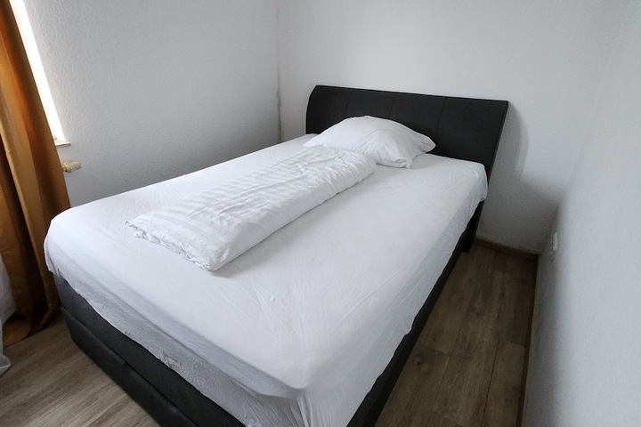 Room 7 of 27