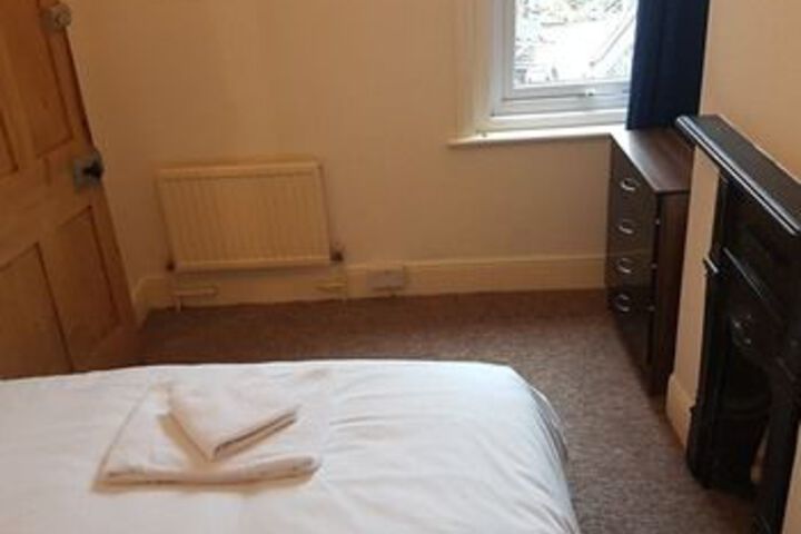 Room 6 of 18