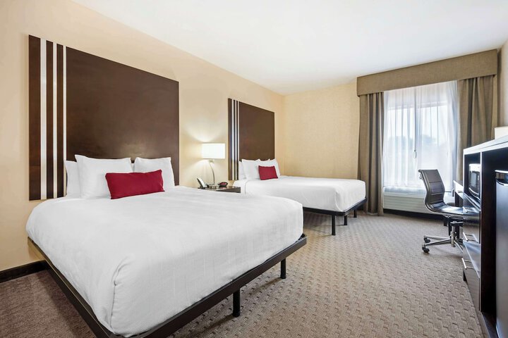 2 Queen Accessible Comm Assist Bathtub Microwave, Refrigerator WiFi Full Breakfast (9 of 11)