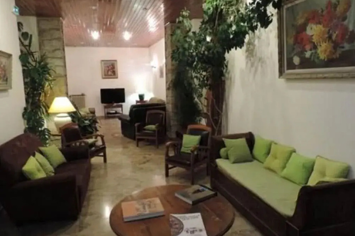 Room 4 of 9
