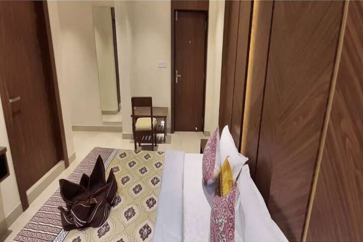 Room 9 of 18
