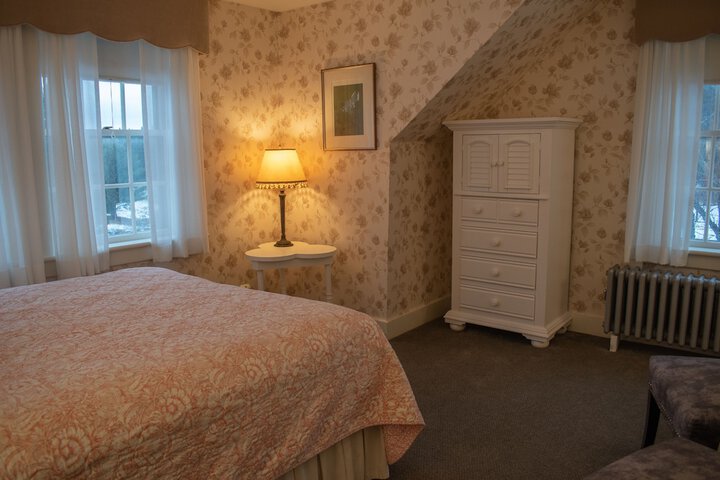 Classic Queen Bed (9 of 15)