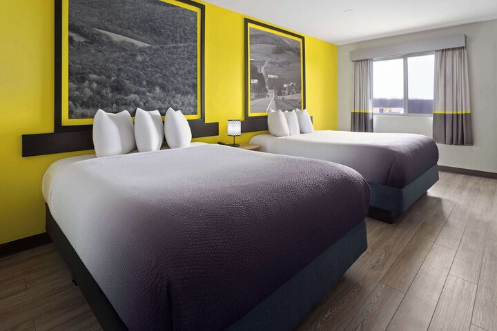 2 Queen Beds (4 of 12)