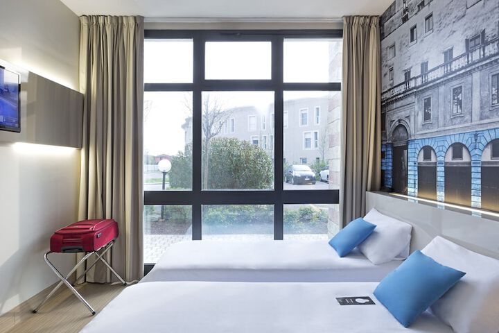 Room 30 of 49