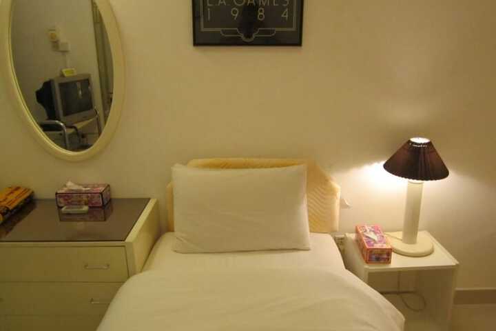 Room 4 of 28