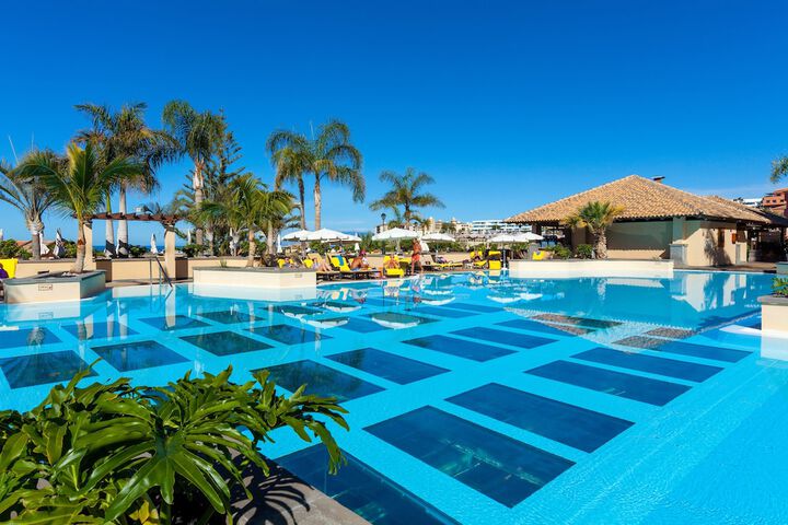 Hotel with Pool