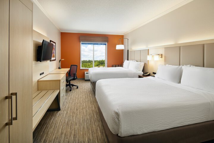 2 Queen Beds (7 of 8)