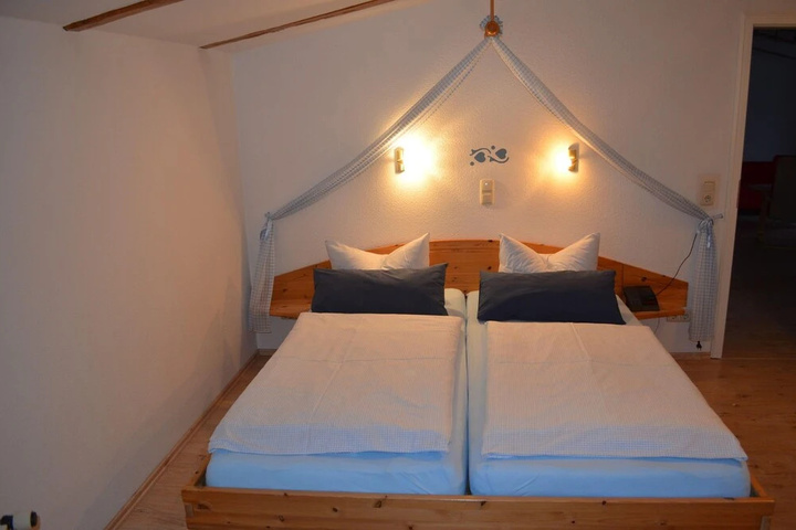 Room 4 of 12