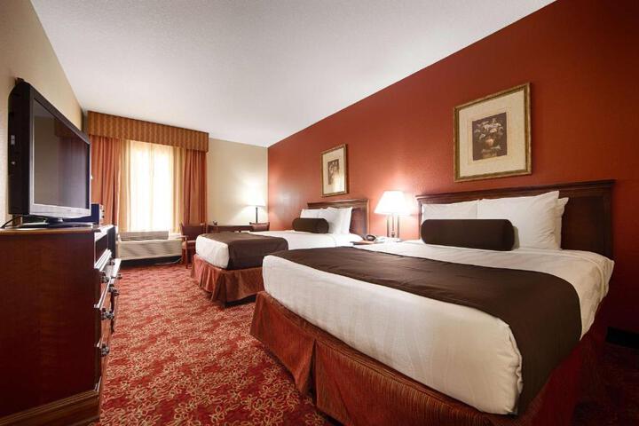 2 Queen Beds High Speed Internet Accessible Microwave and Refrigerator, Coffee Maker Iron and Ironing Board Hairdryer Full Breakfast (3 of 10)