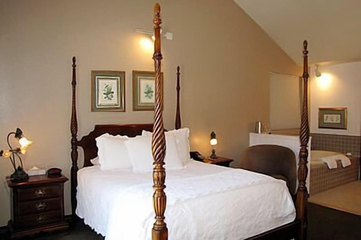 Queen Bed Courtyard View (8 of 45)