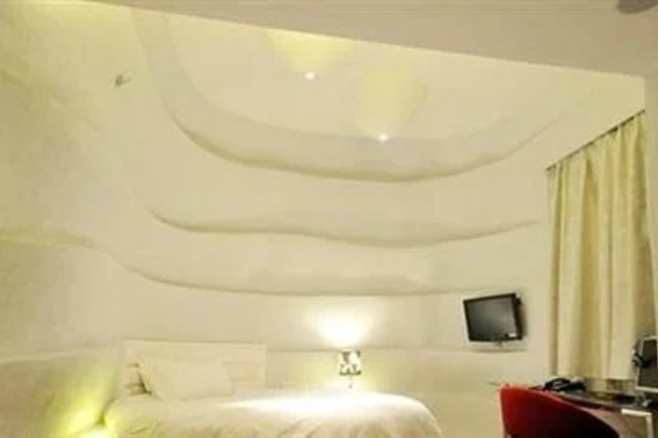 Room 2 of 9