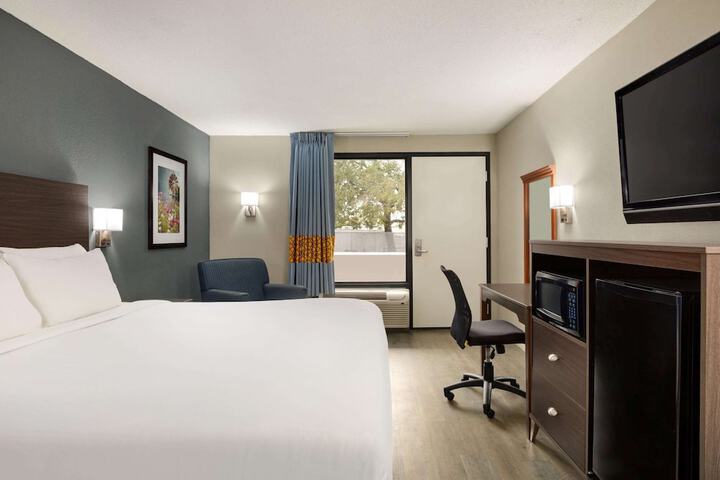 1 King Bed (11 of 13)