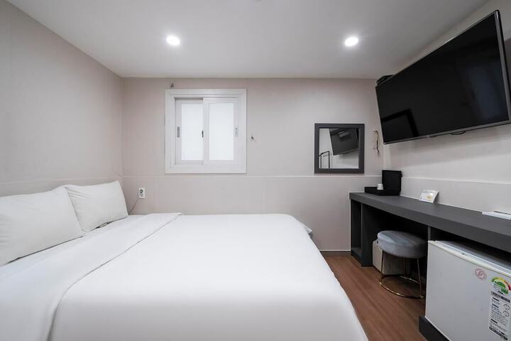 Room 2 of 6