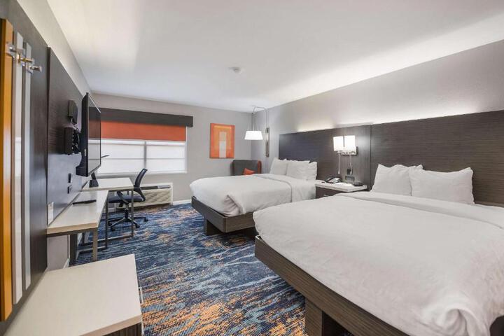 Double Accessible King Size Bed (5 of 12)