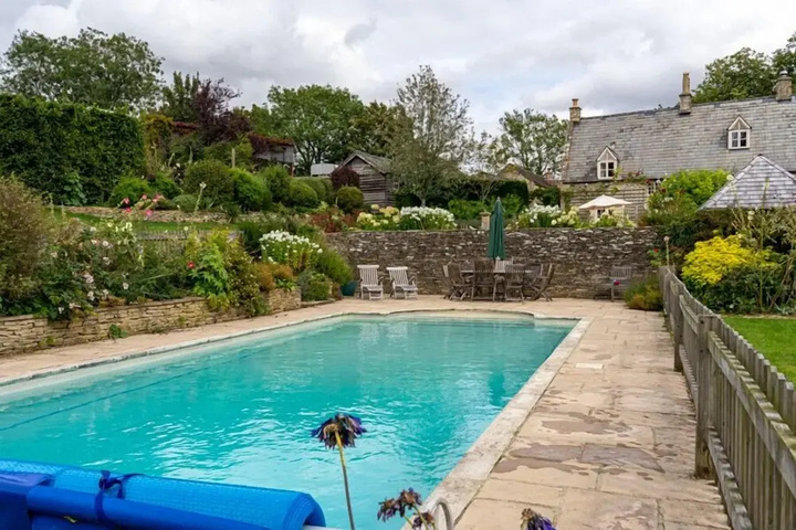 Pool 13 of 32