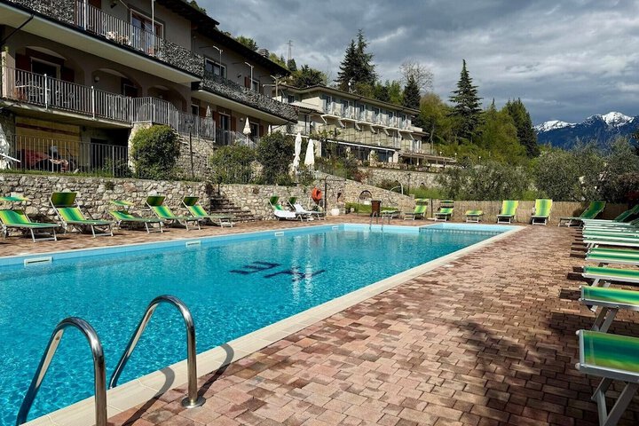 Pool 20 of 40
