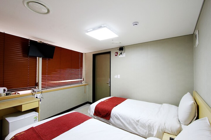 Room 11 of 50