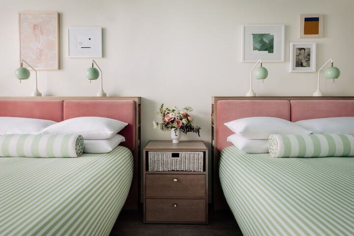 1 Queen Bed (16 of 21)