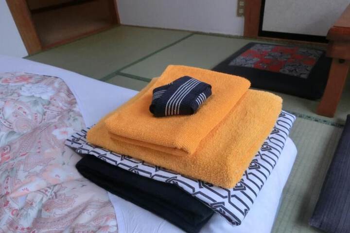 Room 9 of 25