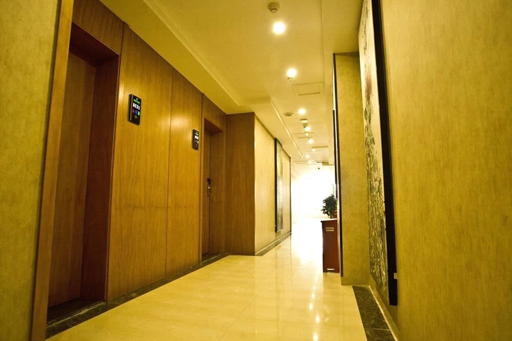 Room 13 of 16