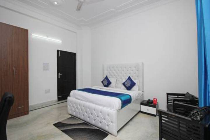 Room 6 of 9