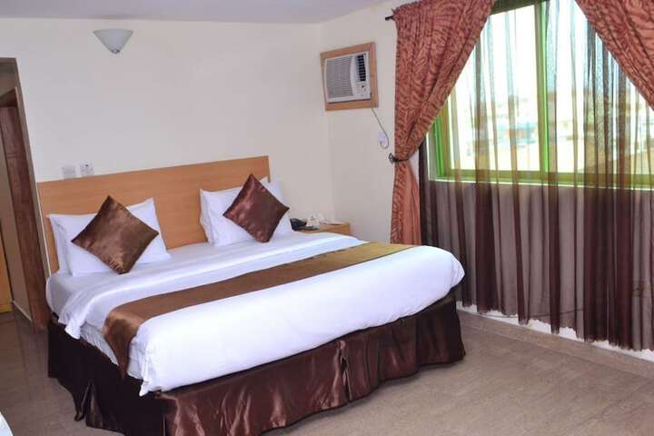 Room 13 of 33