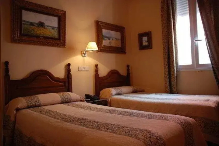 Room 4 of 9