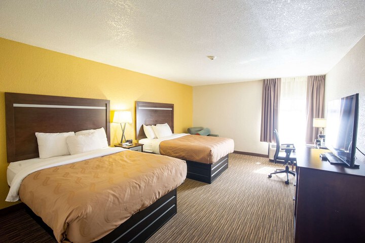 1 Queen Bed (1 of 14)