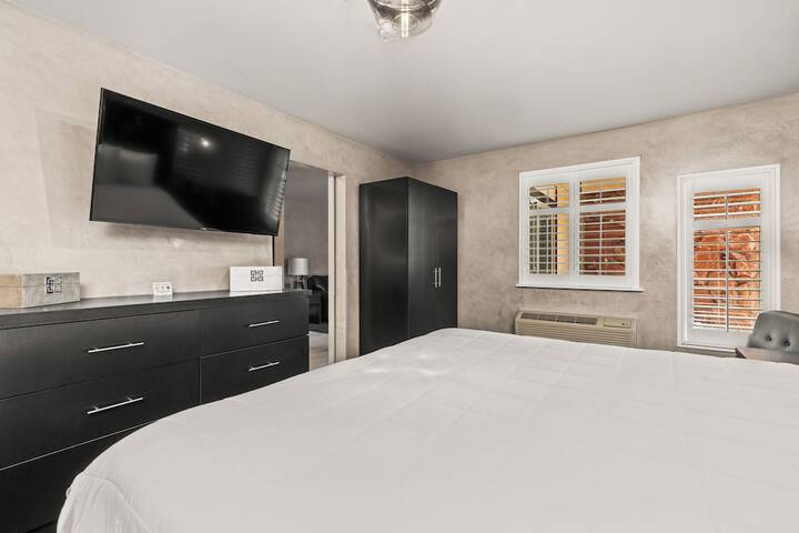 Deluxe King Bed (40 of 44)