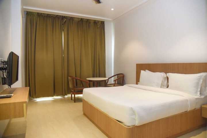 Room 4 of 12