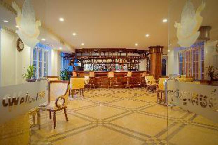 Lounge 17 of 23