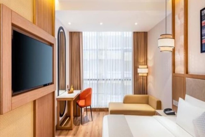 Room 7 of 9