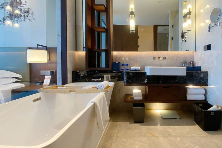 Room 15 of 48