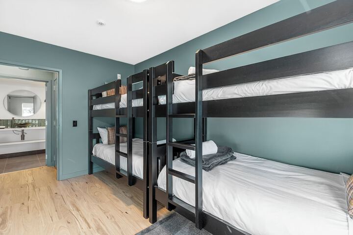Room 26 of 76