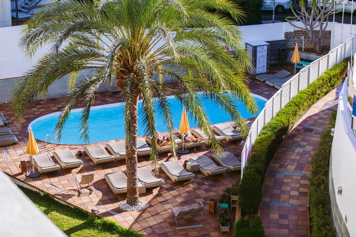Hotel Pool