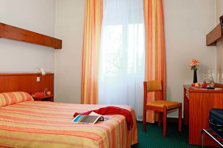 Room 6 of 87