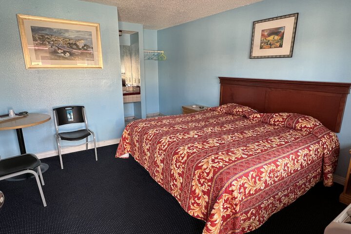 Room 4 of 9