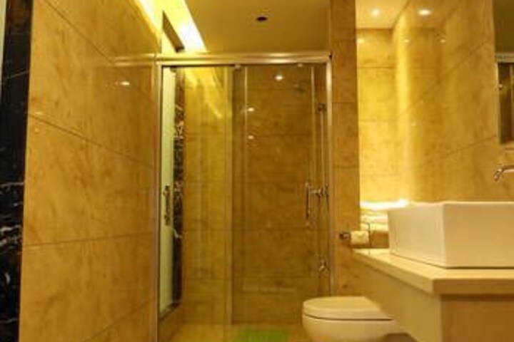 Room 6 of 8