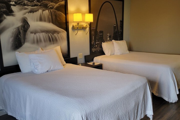 1 Queen Bed (11 of 15)